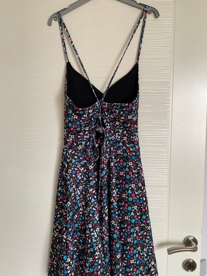 Çiçekli arkası bağlamalı V Yaka Mini Elbise - Görsel 3