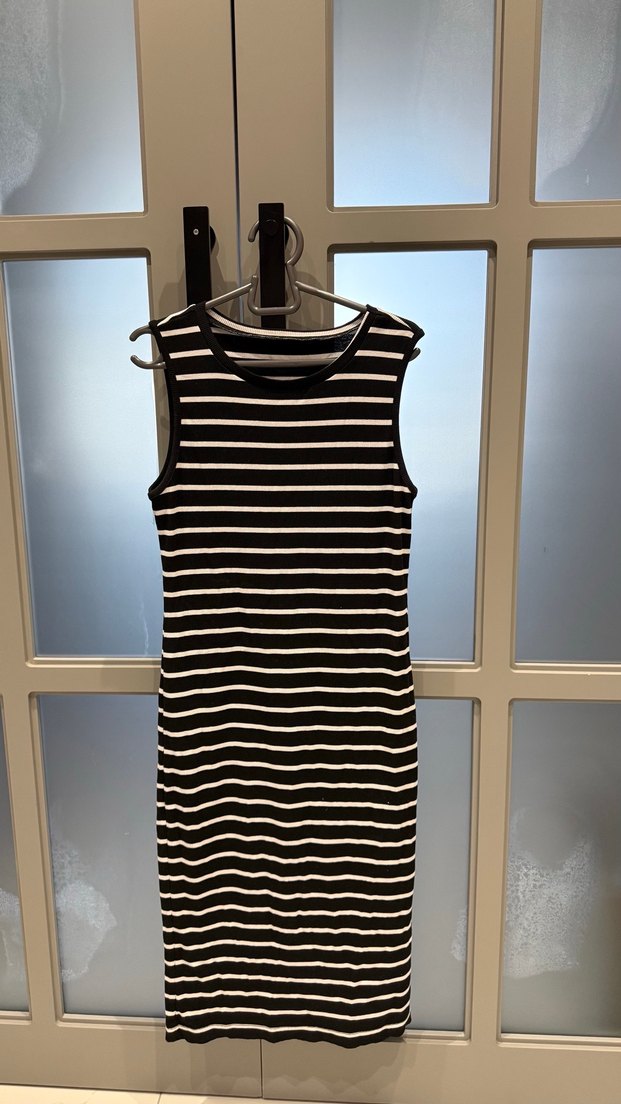 Siyah Beyaz Çizgili Kolsuz Midi Elbise - Görsel 2