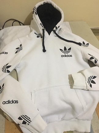 en fazla iki kez giyildi temiz sweatshirt.