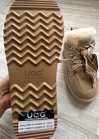 UGG Bej Süet Kürklü Dolgu Topuklu Bot - Görsel 4