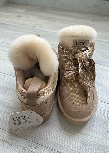 UGG Bej Süet Kürklü Dolgu Topuklu Bot - Görsel 2