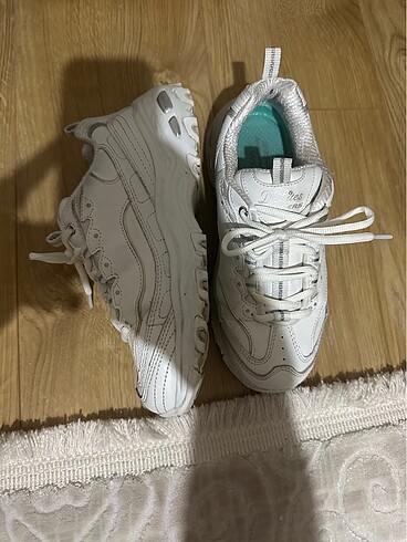 36,5 Beden Skechers temiz ayakkabı