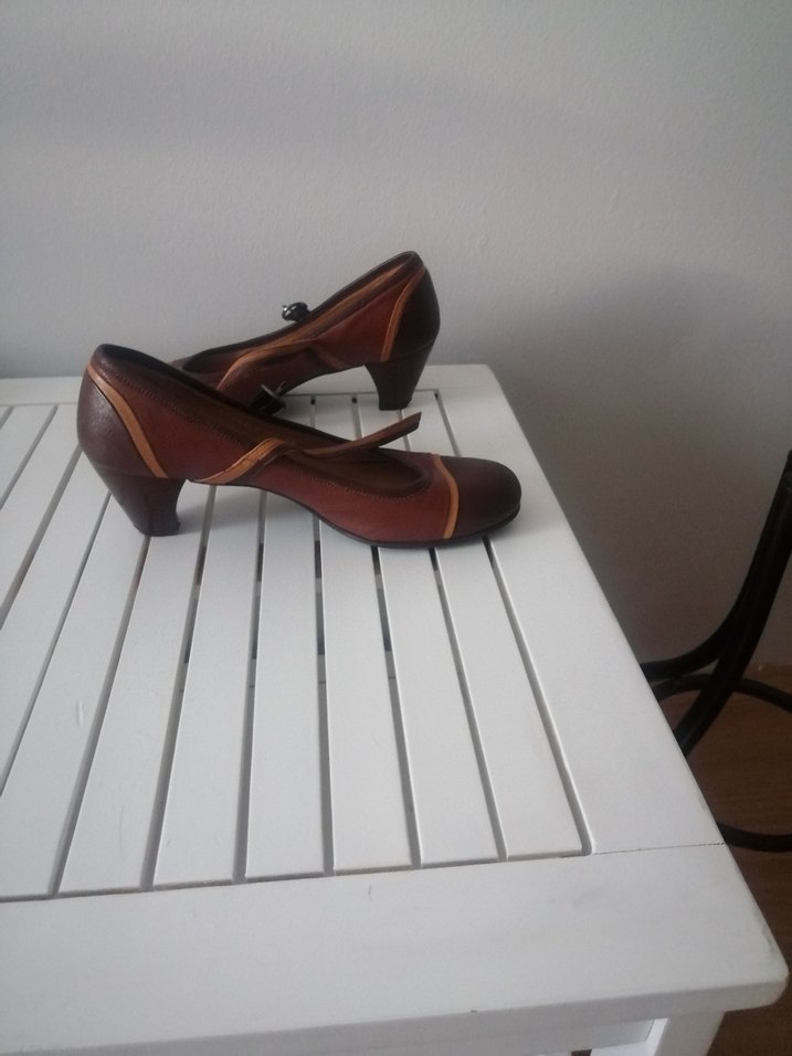 Kahverengi Deri Tokalı Kadın Klasik Ayakkabı - Görsel 4