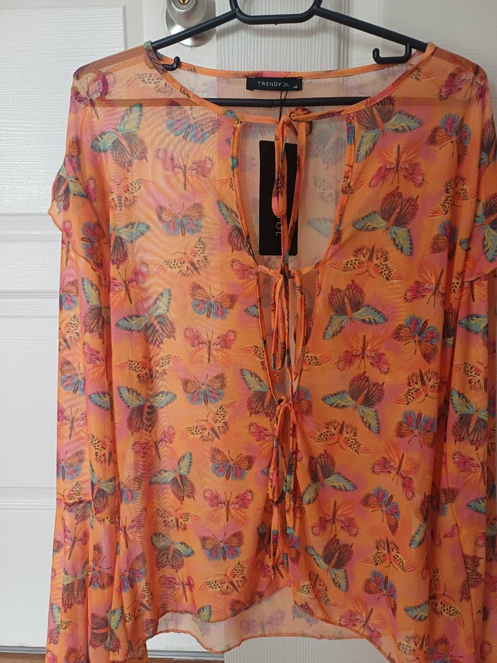 Renkli Kelebek Desenli V Yaka Bluz - Görsel 2
