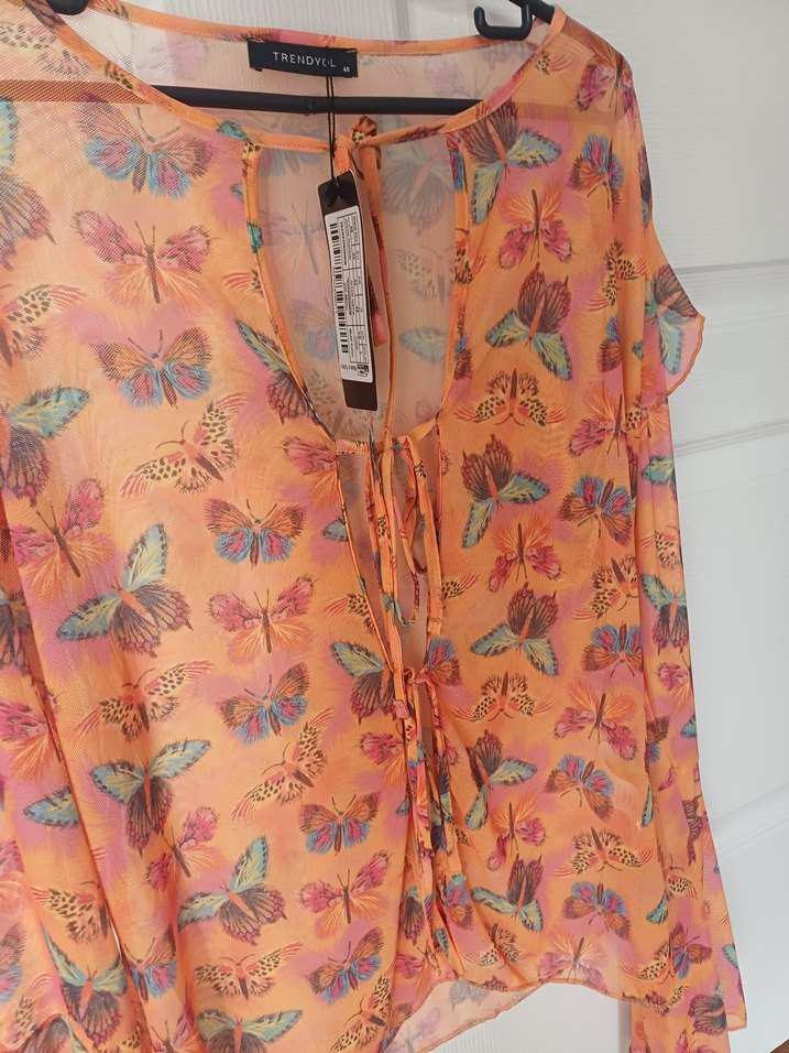 Renkli Kelebek Desenli V Yaka Bluz - Görsel 3