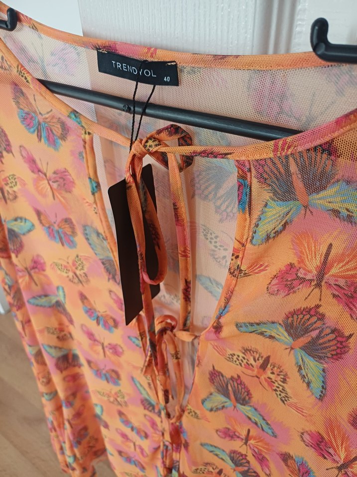 Renkli Kelebek Desenli V Yaka Bluz - Görsel 5