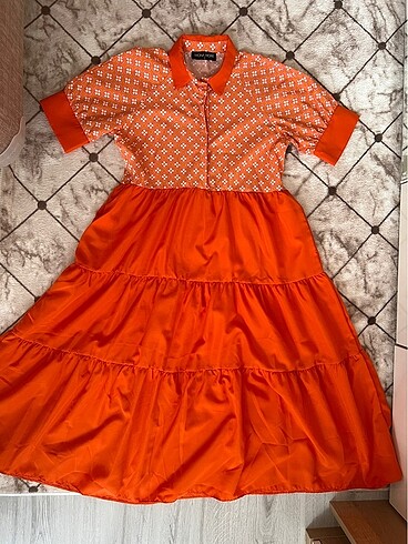 Kadın turuncu elbise