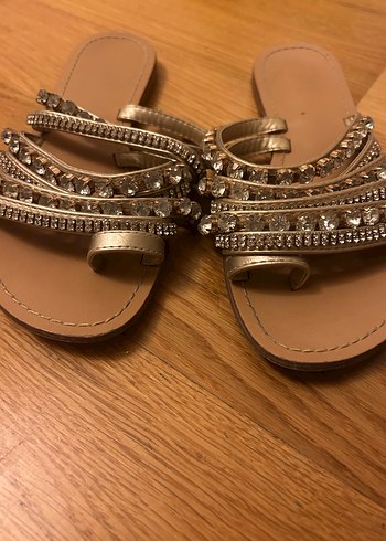 Altın Renkli İşlemeli Deri Kadın Terlik - Görsel 3