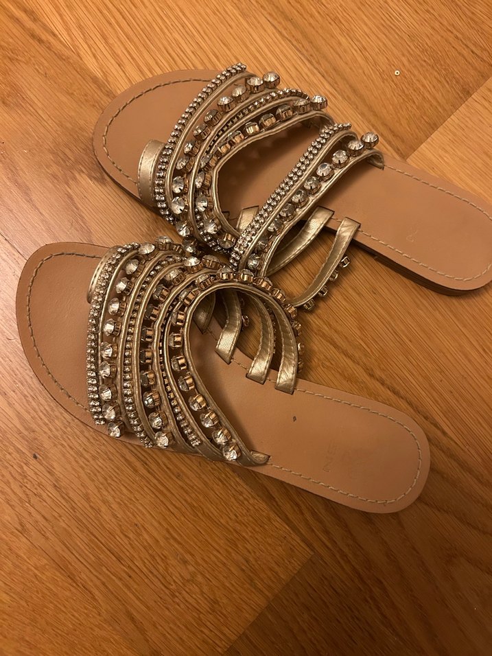 Altın Renkli İşlemeli Deri Kadın Terlik - Görsel 2