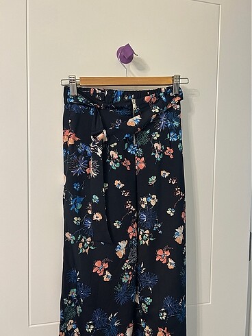 Bershka çiçek desenli pantolon