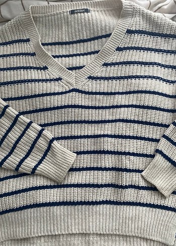 V Yaka Çizgili Gri Triko Kazak - Görsel 5