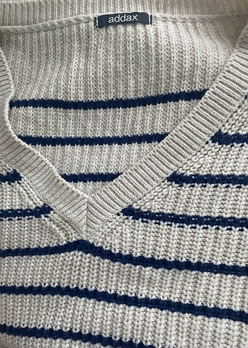 V Yaka Çizgili Gri Triko Kazak - Görsel 3