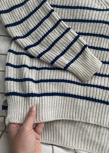 V Yaka Çizgili Gri Triko Kazak - Görsel 4