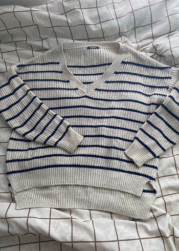 V Yaka Çizgili Gri Triko Kazak - Görsel 2