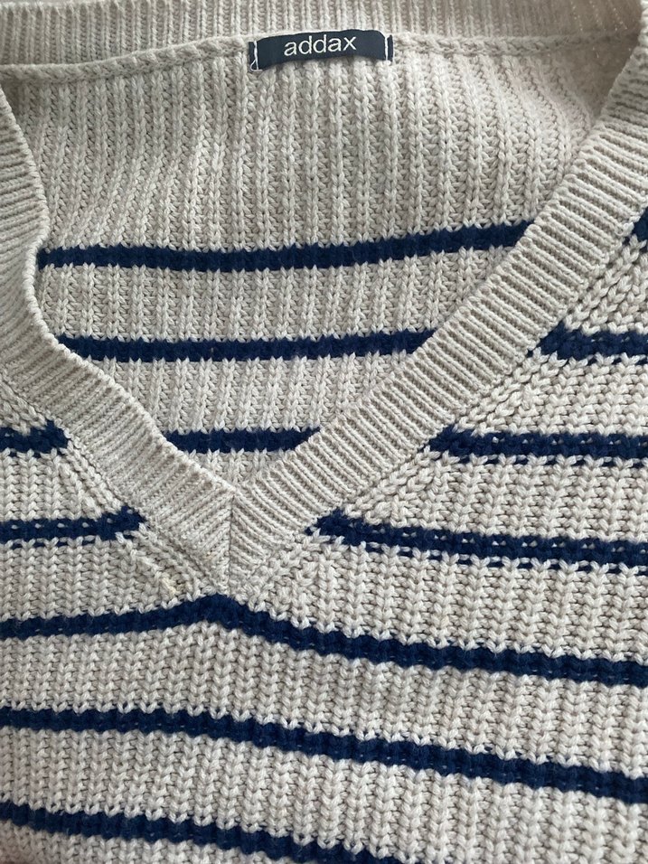 V Yaka Çizgili Gri Triko Kazak - Görsel 3