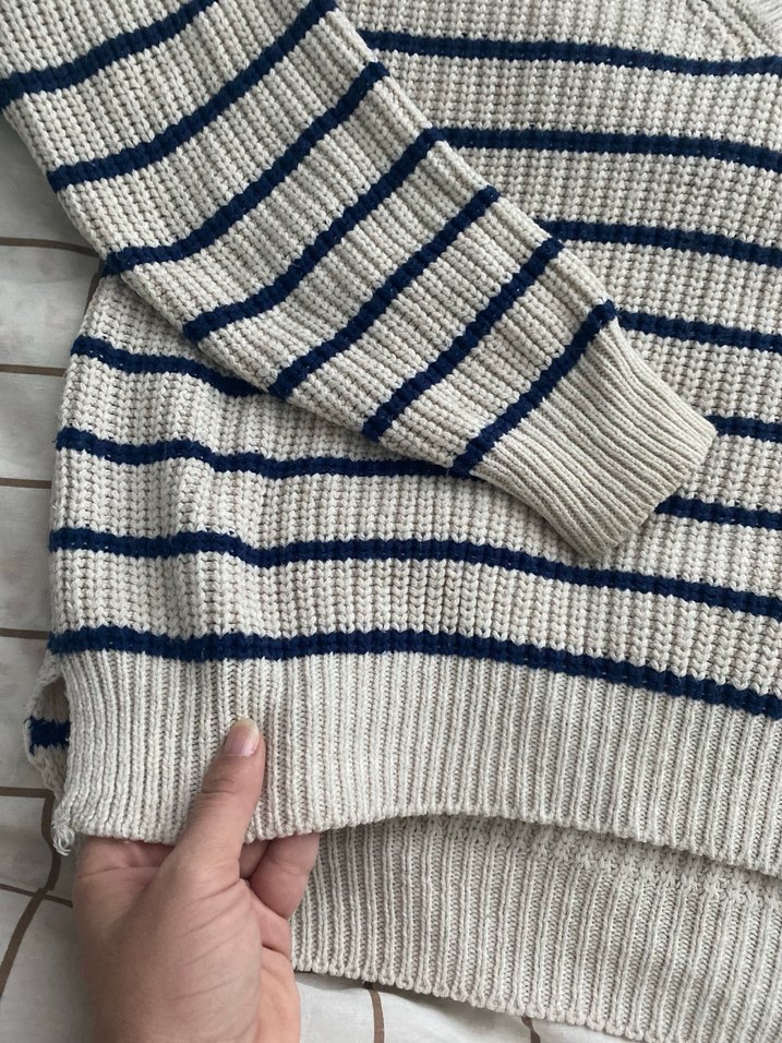 V Yaka Çizgili Gri Triko Kazak - Görsel 4