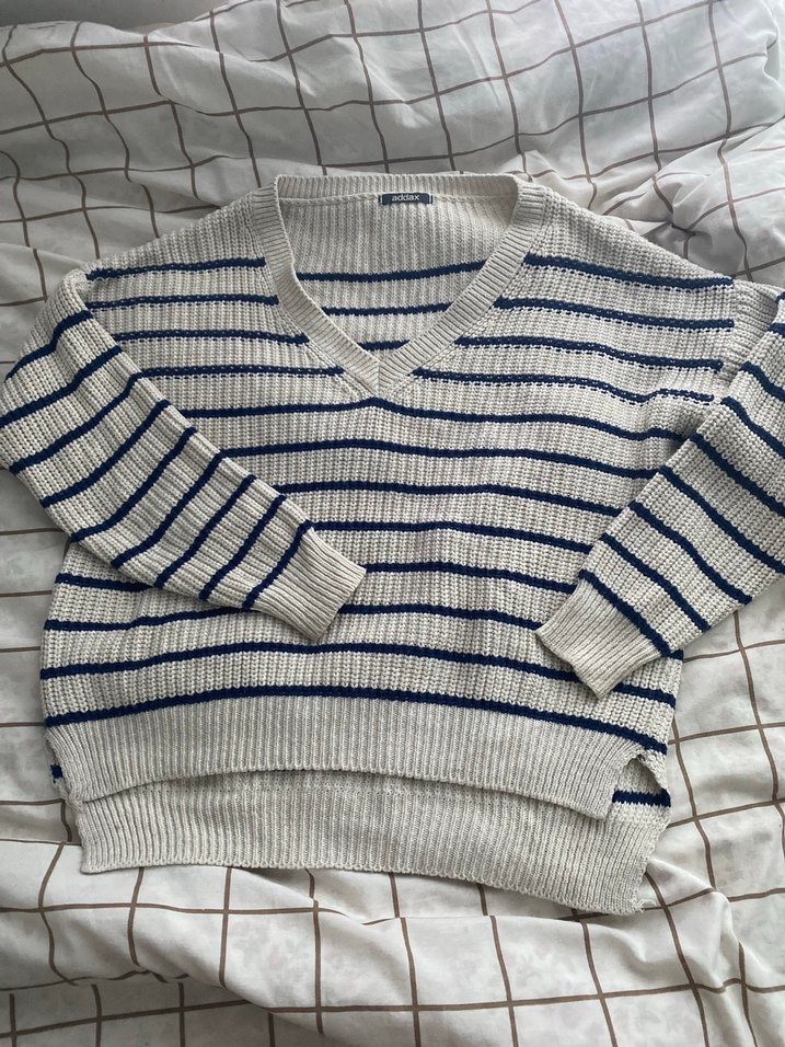 V Yaka Çizgili Gri Triko Kazak - Görsel 2