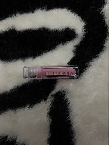 Beden huda beauty gloss