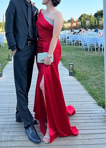 Kırmızı saten taşlı elbise