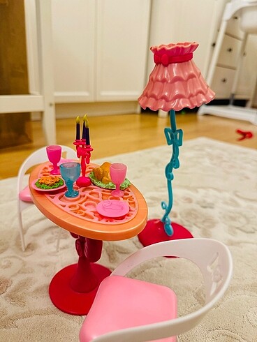Beden Barbie yemek odası