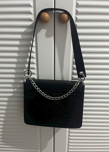 Zincir Detaylı Siyah Deri Yılan Desenli Çanta - Görsel 2