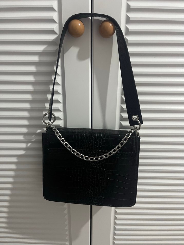 Zincir Detaylı Siyah Deri Yılan Desenli Çanta - Görsel 2
