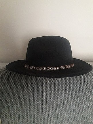 Siyah şapka 