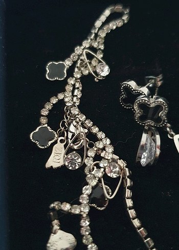 Gri Zincir Detaylı Beyaz İşlemeli Bileklik ve Kupe Seti - Görsel 5