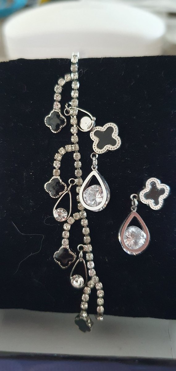 Gri Zincir Detaylı Beyaz İşlemeli Bileklik ve Kupe Seti - Görsel 3