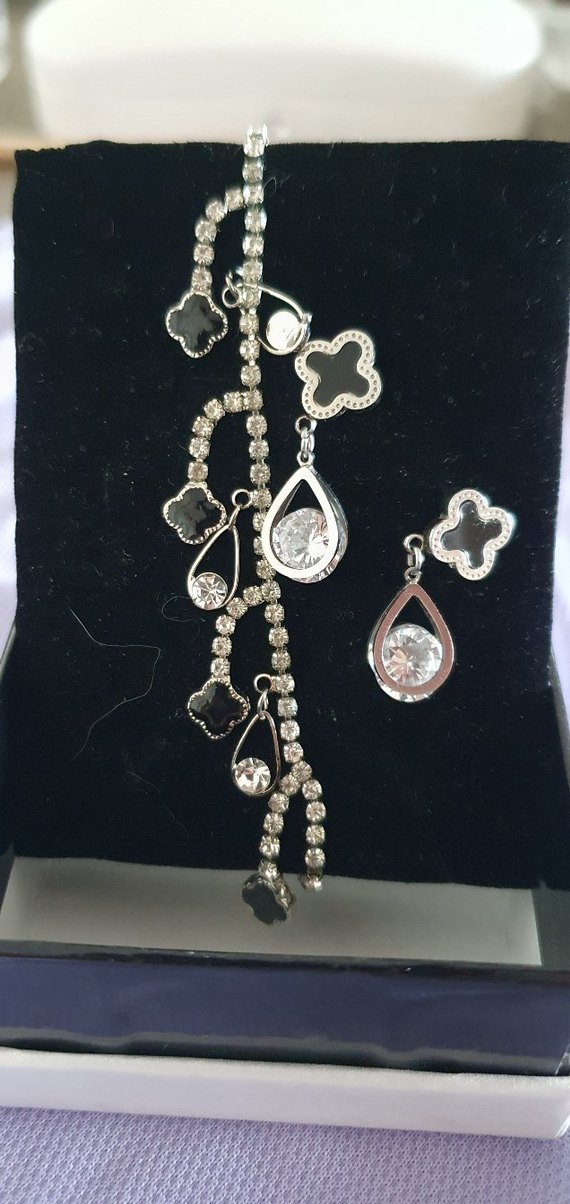 Gri Zincir Detaylı Beyaz İşlemeli Bileklik ve Kupe Seti - Görsel 4