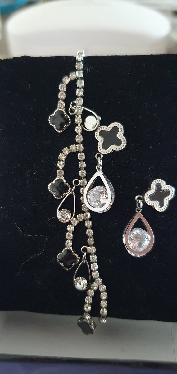 Gri Zincir Detaylı Beyaz İşlemeli Bileklik ve Kupe Seti - Görsel 2