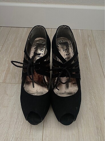 37 Beden Siyah Topuklu Ayakkabı