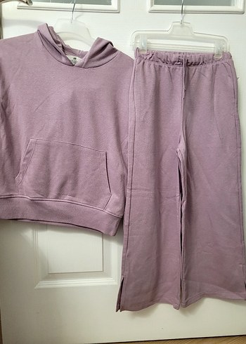 Mor Kapüşonlu Sweatshirt ve Bol Kesim Eşofman