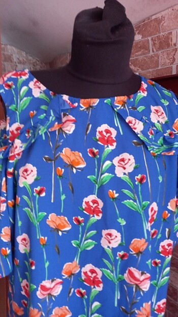 46 Beden çeşitli Renk Boyu 102 cm göğüs 1.20.cm.yepyeni.elbisd