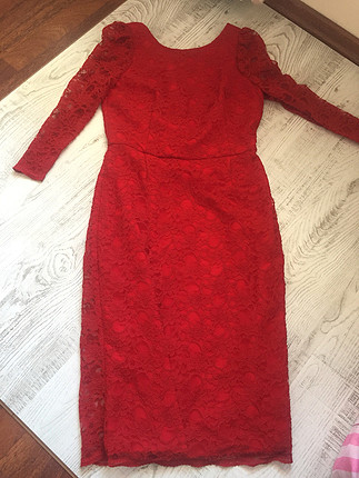 Kırmızı dantelli elbise