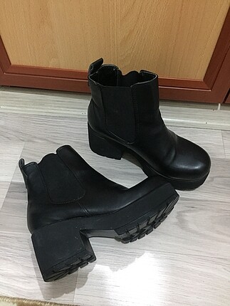 KALIN TOPUKLU KISA SİYAH BOT