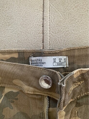 Bershka Kamuflaj şort