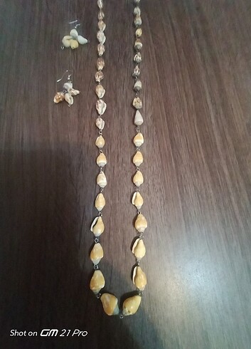 Deniz kabuklarından yapılmış kolye ve küpe 