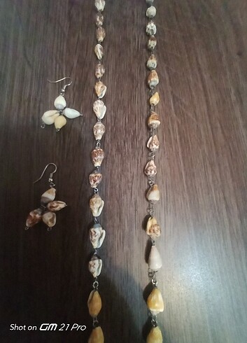 Beden Deniz kabuklarından yapılmış kolye ve küpe