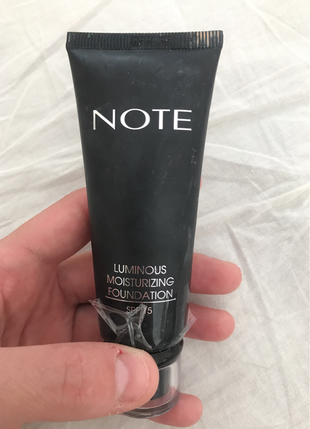 Note lumınous moısturızıng fondoten 2