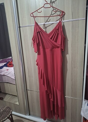 Pembe fırfırlı elbise
