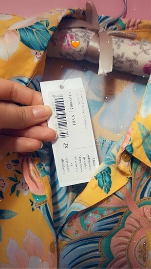 m Beden Kolsuz Etiketi Üstünde Gömlek