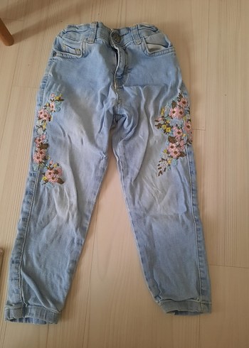 4 Yaş Beden mavi Renk Nakışlı Mavi Kız Kot Pantolon