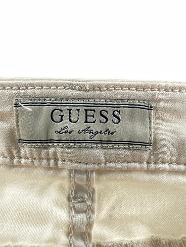 26 Beden beyaz Renk Guess Düz Kesim %70 İndirimli.