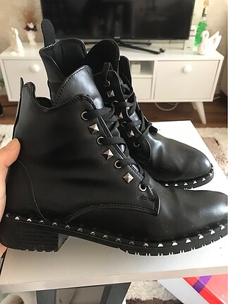 Siyah yarım bot