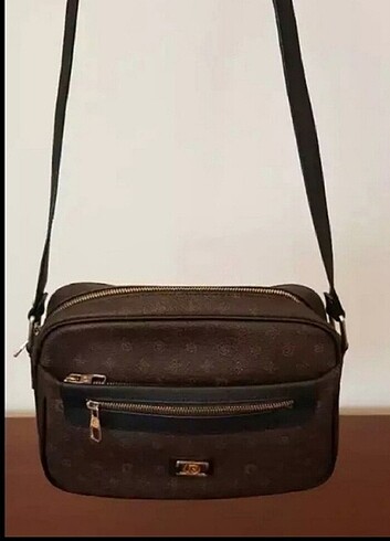Pierre Cardin Burdan aldım öndeki ambleminde hafif solma var sağlam