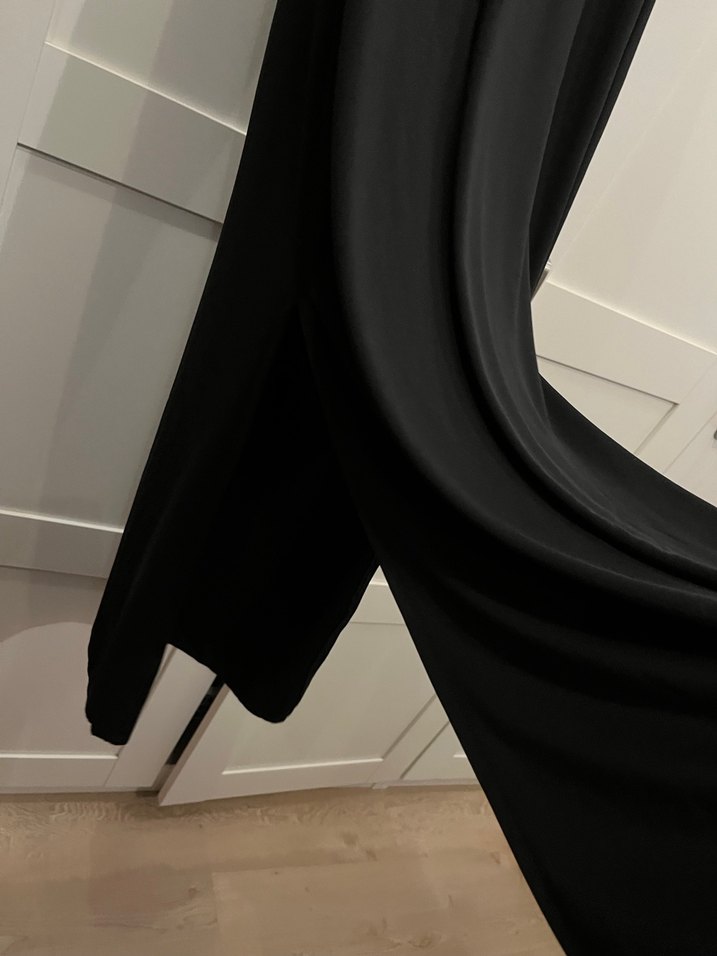 Siyah Uzun Kolsuz Yüksek Yakalı Elbise - Görsel 4