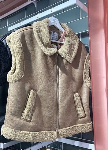 Mağaza ürünü S.M.L.XL ve 3 rengi mevcut.