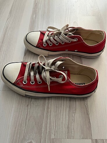 37 Beden kırmızı Renk SATILDIorijinal converse spor ayakkabı