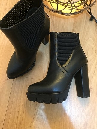 Elle'den çok şık topuklu yeni bot